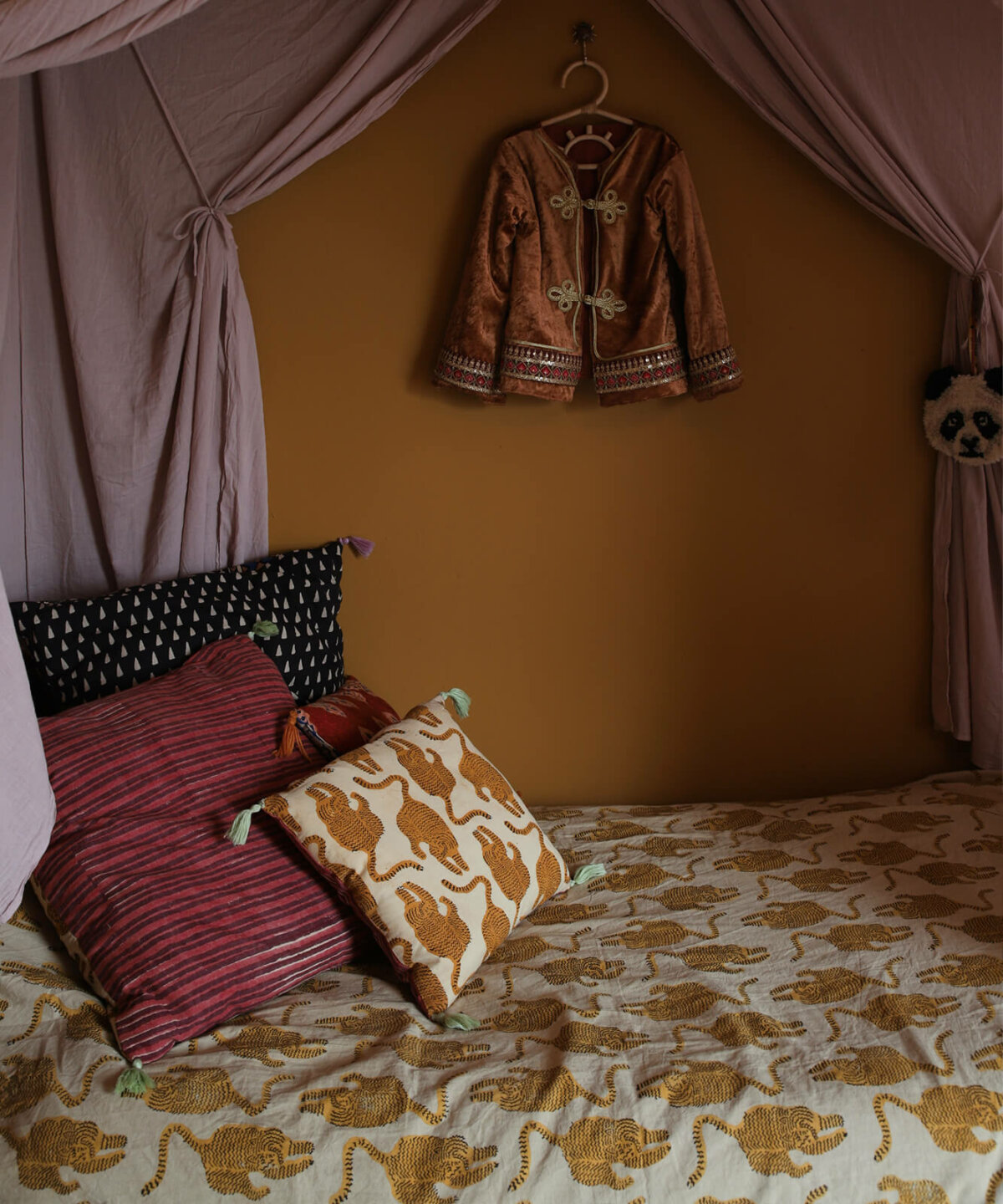 Powder Tiger Single Throw in Tote Bag