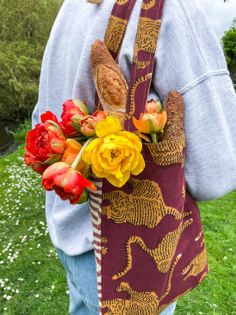 Throws in Tote Bag Doing Goods