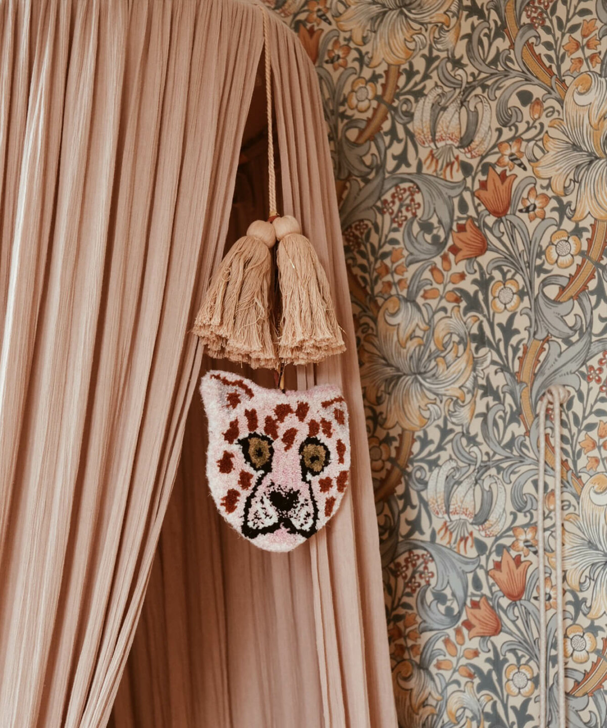 Pinky Leopard Gift Hanger