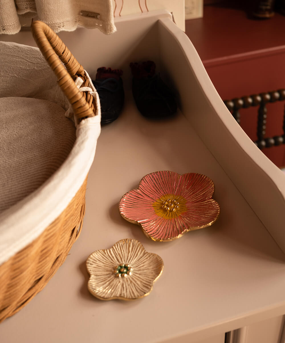 Faye Flower Plate White Medium