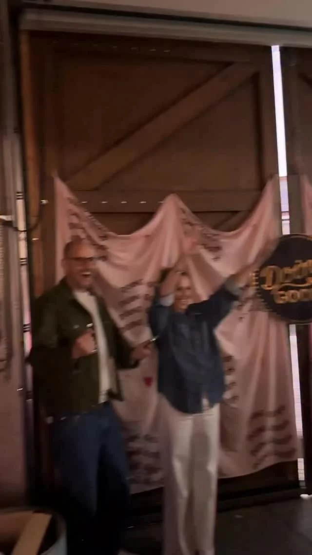 Vamos à la playa!!! 🌞🌊 With 37 people, yes really… 37 💛&hellip;